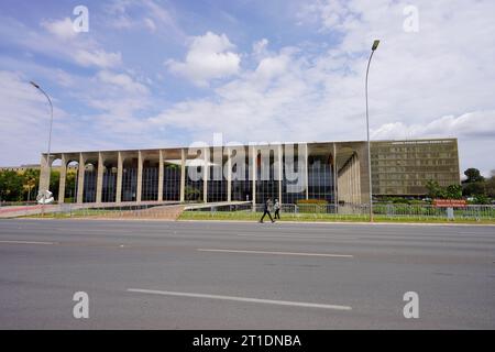 BRASILIA, BRASILIEN - 30. AUGUST 2023: Der Itamaraty-Palast, auch bekannt als der Palast der Bögen, ist der Sitz des Außenministeriums Stockfoto