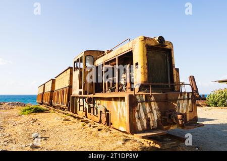 Verlassener, alter Dieselmotor der Cyprus Mining Corporation am Strand von Gemikonagi, Morfou, Türkische Republik Nordzypern Stockfoto