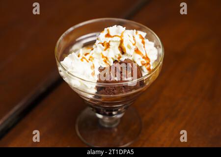 Schokolade und Vanilleeis mit Schlagsahne und etwas Karamell Stockfoto