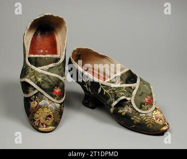 Paar Damenschuhe mit Riemen für Schuhschnallen, England, ca. 1770. Stockfoto