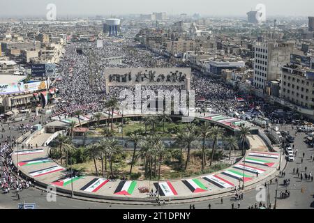 Bagdad, Irak. Oktober 2023. Tausende von Anhängern des einflussreichen irakischen Geistlichen Moqtada al-Sadr nehmen an einer Kundgebung auf dem Tahrir-Platz Teil, um Palästinenser gegen israelische Vergeltungsangriffe auf den Gazastreifen zu unterstützen. Quelle: Ameer Al-Mohammedawi/dpa/Alamy Live News Stockfoto