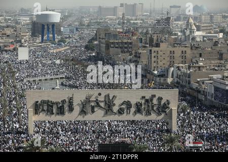 Bagdad, Irak. Oktober 2023. Tausende von Anhängern des einflussreichen irakischen Geistlichen Moqtada al-Sadr nehmen an einer Kundgebung auf dem Tahrir-Platz Teil, um Palästinenser gegen israelische Vergeltungsangriffe auf den Gazastreifen zu unterstützen. Quelle: Ameer Al-Mohammedawi/dpa/Alamy Live News Stockfoto