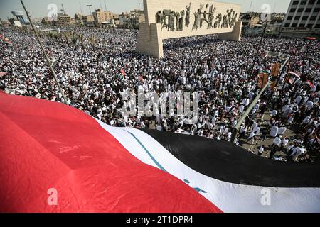 Bagdad, Irak. Oktober 2023. Tausende von Anhängern des einflussreichen irakischen Geistlichen Moqtada al-Sadr nehmen an einer Kundgebung auf dem Tahrir-Platz Teil, um Palästinenser gegen israelische Vergeltungsangriffe auf den Gazastreifen zu unterstützen. Quelle: Ameer Al-Mohammedawi/dpa/Alamy Live News Stockfoto