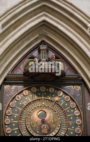 Die Uhr in der Wells Cathedral, die als zweitälteste Arbeitsuhr der Welt gilt, wurde 1390 hergestellt. Fotodatum: Freitag, 21. Juli 2023. Foto: Ric Stockfoto
