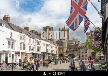 Blick auf den Wells Market Square mit der Kathedrale im Hintergrund. Fotodatum: Freitag, 21. Juli 2023. Foto: Richard Gray/Alamy Stockfoto