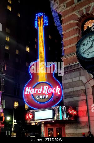 Philadelphia, Pennsylvania, USA - 12. Oktober 2023 - die beleuchtete Gitarre des Hard Rock Cafe in der Stadt Stockfoto