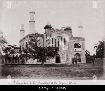 Eingangstor zum Mausoleum des Kaisers Akbar, Ende der 1860er Jahre Stockfoto