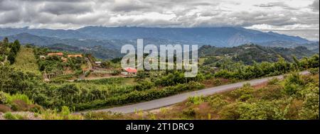 Ländliche Landschaft der Provinz Cartago. Im Hintergrund Berge mit Tal davor. Costa Rica Stockfoto