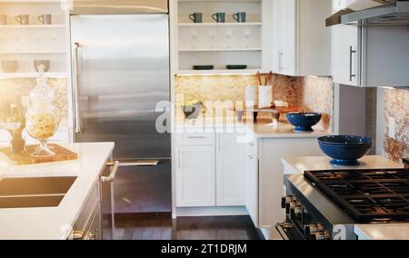 Haus, Küche und Schrank in modernem Design, hell und Dekor in Linsenflecke, Wohnung und Haus-Inneneinrichtung. Immobilien, Möbel und Wohnen mit Stockfoto