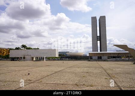 BRASILIA, BRASILIEN - 30. AUGUST 2023: Rückansicht des brasilianischen Nationalkongresses von der Three Powers Plaza in Brasilia Stockfoto
