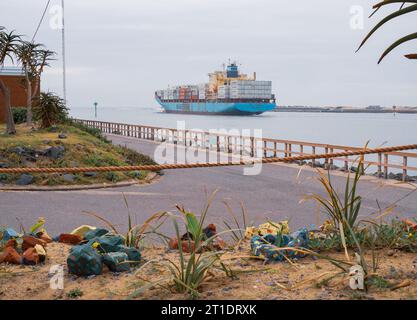 Durban, KwaZulu-Natal, Südafrika - 11. Oktober 2023: NELE MAERSK, ein 2000 gebautes Containerschiff, das den Hafen von Durban verlässt. Stockfoto