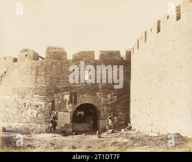 Innenhof mit befestigten Mauern und Figuren, 1860. Stockfoto