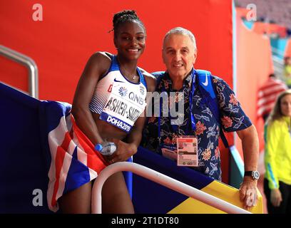 Aktenfoto vom 02.10.2019 von Dina Asher-Smith mit John Blackie. Dina Asher-Smith hat sich nach fast zwei Jahrzehnten von ihrem langjährigen Trainer John Blackie getrennt. Ausgabedatum: Freitag, 13. Oktober 2023. Stockfoto