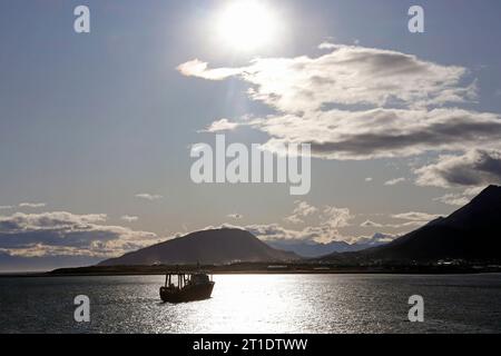 Argentinien; Feuerlande; Beagle-Kanal auf argentinischer Seite; an der Grenze zu Chile; Schiff vor der Küste; im Hintergrund die chilenische Hafenstadt Puert Stockfoto