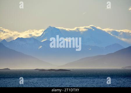 Argentinien; Provinz Tierro del Fuego; an der Grenze zu Chile; Beagle-Kanal; schneebedeckte Gipfel der Isla Navarino im Süden Chiles Stockfoto
