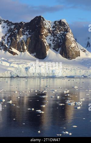 Antarktis; Antarktische Halbinsel; Fahrt von Petermann Island in Richtung Port Charcot; Berge und Gletscher nahe der Küste Stockfoto