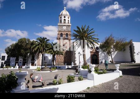 Spanien, Kanarische Inseln, Lanzarote: Igesia de Nuestra Senora de Guadalupe (Kirche unserer Lieben Frau von Guadalupe), Plaza de la Constitución in Teguise Stockfoto