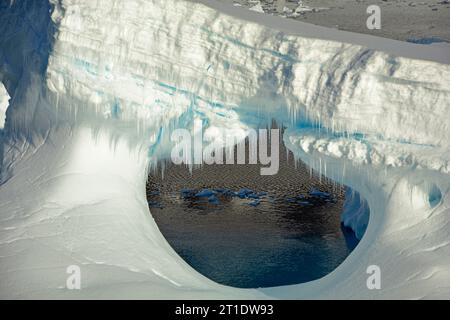 Antarktis; Antarktische Halbinsel; Lemaire-Kanal; riesiger Eisberg, der in der Meerenge vor der Küste der Halbinsel schwimmt; Nahaufnahme Stockfoto