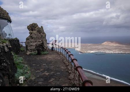 Spanien, Kanarische Inseln, Lanzarote: Mirador del Rio, Aussichtspunkt des lokalen Künstlers Cesar Manrique im Jahr 1973 auf dem Gipfel des Risco de Famara (475 m) g Stockfoto