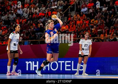 Almere, Niederlande. Oktober 2023. ALMERE, NIEDERLANDE - 12. OKTOBER: Angela Malestein aus den Niederlanden schießt während des Qualifiyings der EHF Euro 2024 der Frauen zwischen den Niederlanden und Portugal im Topsportcentrum Almere am 12. Oktober 2023 in Almere, Niederlande (Foto: Rene Nijhuis/BSR Agency) Credit: BSR Agency/Alamy Live News Stockfoto