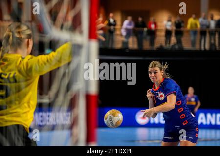 Almere, Niederlande. Oktober 2023. ALMERE, NIEDERLANDE - 12. OKTOBER: Angela Malestein aus den Niederlanden schießt während des Qualifiyings der EHF Euro 2024 der Frauen zwischen den Niederlanden und Portugal im Topsportcentrum Almere am 12. Oktober 2023 in Almere, Niederlande (Foto: Rene Nijhuis/BSR Agency) Credit: BSR Agency/Alamy Live News Stockfoto