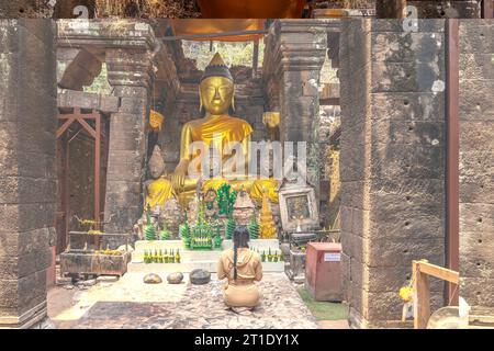 Moderne Buddha-Statuen im zentralen Heiligtum des Bergtempels Wat Phu, Provinz Champasak, Laos, Asien Stockfoto