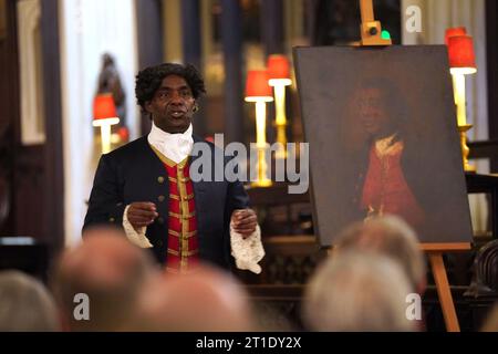 Der Schauspieler und Schriftsteller Paterson Joseph führt Ausschnitte aus seinem Roman The Secret Diaries of Charles Ignatius Sancho in St Margaret's Church, Westminster, London auf, da bekannt gegeben wird, dass ein neues Denkmal zur Feier des Lebens des Schriftstellers, Komponisten, Schauspielers und Abolitionisten und seiner Frau aus dem 18. Jahrhundert errichtet wird. Anne Osborne wird diesen Dezember in der Kirche enthüllt. Bilddatum: Donnerstag, 12. Oktober 2023. Stockfoto