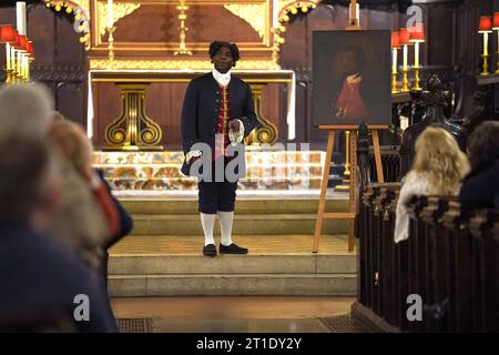 Der Schauspieler und Schriftsteller Paterson Joseph führt Ausschnitte aus seinem Roman The Secret Diaries of Charles Ignatius Sancho in St Margaret's Church, Westminster, London auf, da bekannt gegeben wird, dass ein neues Denkmal zur Feier des Lebens des Schriftstellers, Komponisten, Schauspielers und Abolitionisten und seiner Frau aus dem 18. Jahrhundert errichtet wird. Anne Osborne wird diesen Dezember in der Kirche enthüllt. Bilddatum: Donnerstag, 12. Oktober 2023. Stockfoto