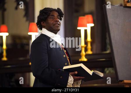 Der Schauspieler und Schriftsteller Paterson Joseph führt Ausschnitte aus seinem Roman The Secret Diaries of Charles Ignatius Sancho in St Margaret's Church, Westminster, London auf, da bekannt gegeben wird, dass ein neues Denkmal zur Feier des Lebens des Schriftstellers, Komponisten, Schauspielers und Abolitionisten und seiner Frau aus dem 18. Jahrhundert errichtet wird. Anne Osborne wird diesen Dezember in der Kirche enthüllt. Bilddatum: Donnerstag, 12. Oktober 2023. Stockfoto