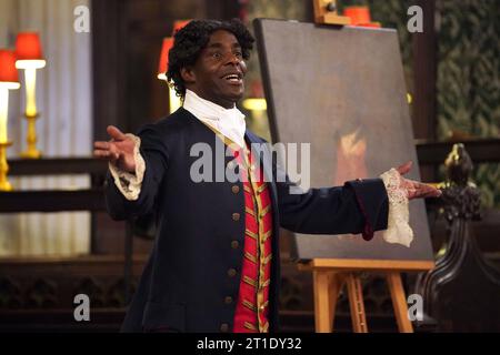 Der Schauspieler und Schriftsteller Paterson Joseph führt Ausschnitte aus seinem Roman The Secret Diaries of Charles Ignatius Sancho in St Margaret's Church, Westminster, London auf, da bekannt gegeben wird, dass ein neues Denkmal zur Feier des Lebens des Schriftstellers, Komponisten, Schauspielers und Abolitionisten und seiner Frau aus dem 18. Jahrhundert errichtet wird. Anne Osborne wird diesen Dezember in der Kirche enthüllt. Bilddatum: Donnerstag, 12. Oktober 2023. Stockfoto