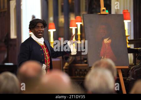 Der Schauspieler und Schriftsteller Paterson Joseph führt Ausschnitte aus seinem Roman The Secret Diaries of Charles Ignatius Sancho in St Margaret's Church, Westminster, London auf, da bekannt gegeben wird, dass ein neues Denkmal zur Feier des Lebens des Schriftstellers, Komponisten, Schauspielers und Abolitionisten und seiner Frau aus dem 18. Jahrhundert errichtet wird. Anne Osborne wird diesen Dezember in der Kirche enthüllt. Bilddatum: Donnerstag, 12. Oktober 2023. Stockfoto