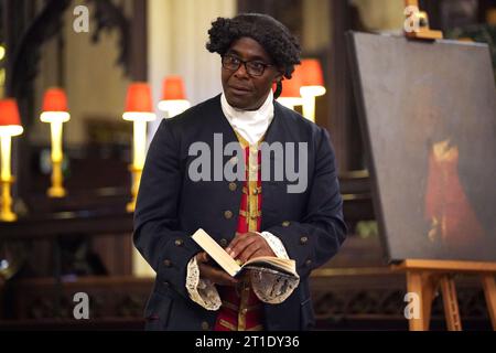 Der Schauspieler und Schriftsteller Paterson Joseph führt Ausschnitte aus seinem Roman The Secret Diaries of Charles Ignatius Sancho in St Margaret's Church, Westminster, London auf, da bekannt gegeben wird, dass ein neues Denkmal zur Feier des Lebens des Schriftstellers, Komponisten, Schauspielers und Abolitionisten und seiner Frau aus dem 18. Jahrhundert errichtet wird. Anne Osborne wird diesen Dezember in der Kirche enthüllt. Bilddatum: Donnerstag, 12. Oktober 2023. Stockfoto