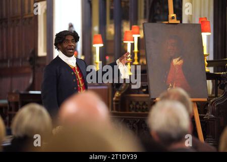 Der Schauspieler und Schriftsteller Paterson Joseph führt Ausschnitte aus seinem Roman The Secret Diaries of Charles Ignatius Sancho in St Margaret's Church, Westminster, London auf, da bekannt gegeben wird, dass ein neues Denkmal zur Feier des Lebens des Schriftstellers, Komponisten, Schauspielers und Abolitionisten und seiner Frau aus dem 18. Jahrhundert errichtet wird. Anne Osborne wird diesen Dezember in der Kirche enthüllt. Bilddatum: Donnerstag, 12. Oktober 2023. Stockfoto