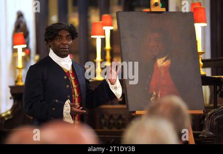 Der Schauspieler und Schriftsteller Paterson Joseph führt Ausschnitte aus seinem Roman The Secret Diaries of Charles Ignatius Sancho in St Margaret's Church, Westminster, London auf, da bekannt gegeben wird, dass ein neues Denkmal zur Feier des Lebens des Schriftstellers, Komponisten, Schauspielers und Abolitionisten und seiner Frau aus dem 18. Jahrhundert errichtet wird. Anne Osborne wird diesen Dezember in der Kirche enthüllt. Bilddatum: Donnerstag, 12. Oktober 2023. Stockfoto