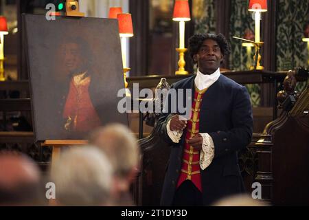 Der Schauspieler und Schriftsteller Paterson Joseph führt Ausschnitte aus seinem Roman The Secret Diaries of Charles Ignatius Sancho in St Margaret's Church, Westminster, London auf, da bekannt gegeben wird, dass ein neues Denkmal zur Feier des Lebens des Schriftstellers, Komponisten, Schauspielers und Abolitionisten und seiner Frau aus dem 18. Jahrhundert errichtet wird. Anne Osborne wird diesen Dezember in der Kirche enthüllt. Bilddatum: Donnerstag, 12. Oktober 2023. Stockfoto