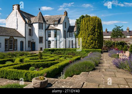 Formeller versunkener Garten im alten Haddington House, St. Mary's Pleasance, Haddington, East Lothian, Schottland, UK Stockfoto