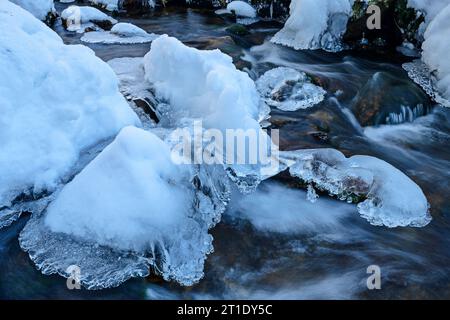 Eisfiguren im Bach, Schwellbach, großer Arber, Bayerischer Wald, Niederbayern, Bayern, Deutschland Stockfoto