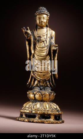 Stehender Shakyamuni Buddha, Ende 7.-8. Jahrhundert. Stockfoto