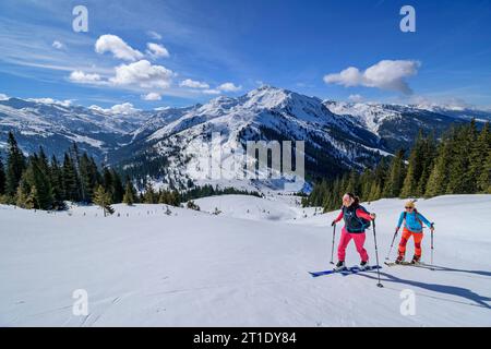 Zwei Frauen auf Skitour klettern nach Kuhmesser, Gilfert im Hintergrund, Kuhmesser, Tuxer Alpen, Tirol, Österreich Stockfoto