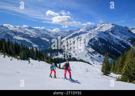 Zwei Frauen auf Skitour klettern nach Kuhmesser, Gilfert im Hintergrund, Kuhmesser, Tuxer Alpen, Tirol, Österreich Stockfoto