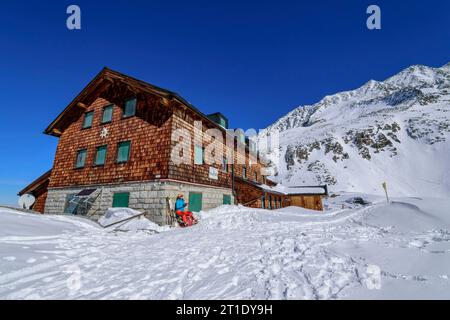 Frau auf Skitour in der Zittau Hütte, Nationalpark hohe Tauern, Zillertaler Alpen, Tirol, Österreich Stockfoto