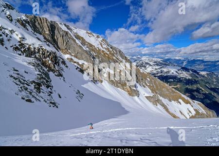 Frau auf Skitour steigt auf Grinbergspitze, Grinbergspitze, Tuxer Kamm, Zillertaler Alpen, Tirol, Österreich Stockfoto