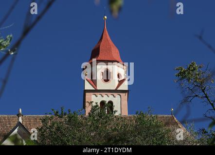 Dorf Tirol, Italien, Südtirol 11. Oktober 2023 hier der Blick von Dorf Tirol, Tirolo, oberhalb der Kurstadt Meran auf den Kirchturm der Pfarrkirche hl. Johannes der Täufer *** Dorf Tirol, Italien, Südtirol 11. Oktober 2023 hier der Blick vom Dorf Tirol, Tirol, oberhalb der Kurstadt Meran bis zum Kirchturm der Pfarrkirche St. Johannes der Täufer Stockfoto