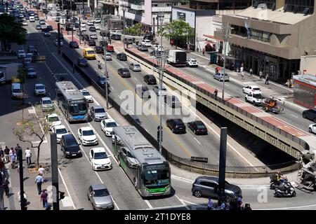 SAO PAULO, BRASILIEN - 19. SEPTEMBER 2023: Sao Paulo Rush Hour im Finanzviertel, Paulista Avenue, Sao Paulo, Brasilien Stockfoto