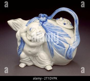 Sake-Gefäß in Form von Hotei mit seiner Tasche, 19. Jahrhundert. Stockfoto