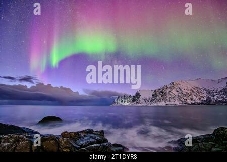 Nordlichter über Teufelszähnen und Ersfjord, Okshornan, Tungeneset, Senja, Troms und Finnmark, Norwegen Stockfoto