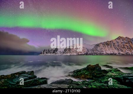 Nordlichter über Teufelszähnen und Ersfjord, Okshornan, Tungeneset, Senja, Troms und Finnmark, Norwegen Stockfoto