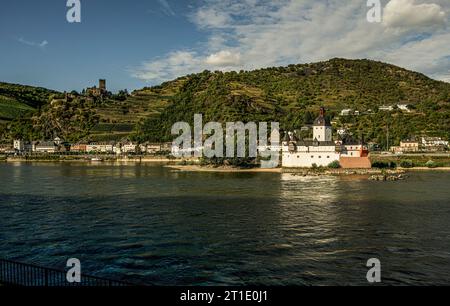 Schloss Pfalzgrafenstein in Kaub im Abendlicht, im Hintergrund Schloss Gutenfels, Oberes Mittelrheintal, Rheinland-Pfalz, Deutschland Stockfoto