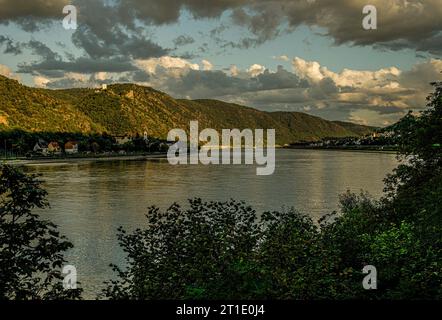 Das Rheintal bei Kamp-Bornhofen und Bad Salzig im Abendlicht, im Hintergrund die Burgen Sterrenberg und Liebenstein und der Bornhof Stockfoto