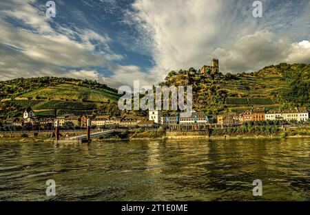 Altstadt von Kaub im Abendlicht, im Hintergrund Schloss Gutenfels, Oberes Mittelrheintal, Rheinland-Pfalz, Deutschland Stockfoto